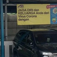 Lagi-lagi tulisannya nggak lengkap, bikin penasaran. Kira-kira dengan apa ya? Ada yang tahu? Foto: Instagram/@dagelan