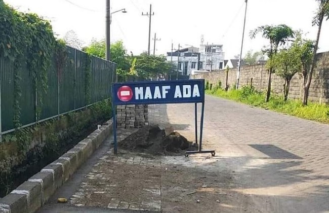 Nah kan kalau tulisan peringatannya nggak lengkap gini bikin yang baca jadi harus mikir keras kan. Maaf ada apa sih maksudnya? Foto: Instagram/@dagelan