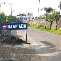 Nah kan kalau tulisan peringatannya nggak lengkap gini bikin yang baca jadi harus mikir keras kan. Maaf ada apa sih maksudnya? Foto: Instagram/@dagelan