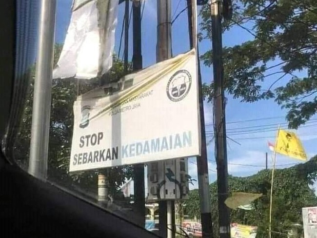 Bukti kalau tulisan nggak lengkap bisa bikin orang lain jadi salah pengertian. Mungkin salah satu tulisannya ada yang sudah luntur atau warnanya sama kayak background jadi nggak kebaca deh.. Foto: Twitter/@outofcontext_id