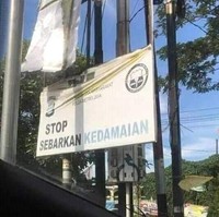 Bukti kalau tulisan nggak lengkap bisa bikin orang lain jadi salah pengertian. Mungkin salah satu tulisannya ada yang sudah luntur atau warnanya sama kayak background jadi nggak kebaca deh.. Foto: Twitter/@outofcontext_id
