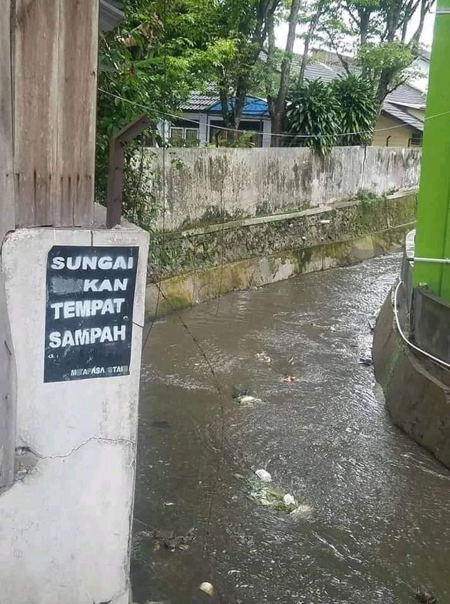 Kalau yang ini sih memang sengaja dihilangkan hurufnya sama tangan-tangan jahil nih. Kamu jangan kayak gini ya, kan bikin yang lihat jadi harus mikir keras. Foto: Twitter/@outofcontext_id
