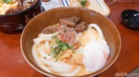 Creamy Miso Udon (40.000) kami tambahkan Tamago Onsen atau telur setengah matang (Rp 8.000). Tak heran kalau menu ini jadi favorit karena rasanya memang nikmat. Udon terasa lembut ditambahkan kuah miso yang creamy gurih. Daging sapi brisket jadi topping yang pas. Foto: detikFood/Yenny Mustika Sari
