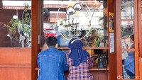 Untuk kamu yang datang berdua juga bisa makan di bagian depan. Karena disediakan satu bangku panjang yang cukup untuk 2 orang. Cocok nih makan buat makan bareng pasangan. Foto: detikFood/Yenny Mustika Sari