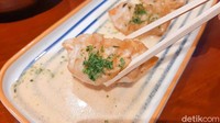 Gyoza Cream jadi camilan paling favorit di sini. Berupa gyoza berisikan ayam yang dipanggang, kemudian disiram kuah miso creamy yang jadi paduan pas di lidah. Foto: detikFood/Yenny Mustika Sari