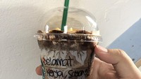 Lagi kerja dibawain gnian... i love you sayangkuuu,” tulis Gilang pada istrinya yang membawakan segelas frappuccino. Romantis ya mereka! Foto: Instagram gilangdirga