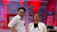 Pakai apron, Gilang sudah seperti chef sungguhan ya? Ia membuat menu pindang patin hingga bakwan lho! Foto: Instagram gilangdirga