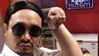 Masih menirukan chef, kali ini Gilang berpose menabur garam ala Salt Bae. Chef Turki itu memang terkenal dengan gaya ikoniknya. Foto: Instagram gilangdirga
