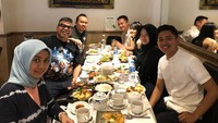 Makan bareng Abdel hingga Cak Lontong, Gilang dan Adiezty tak ketinggalan mengabadikan momen bahagia ini. Foto: Instagram gilangdirga