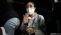 Gisel usai menjalani pemeriksaan sebagai tersangka sejak pukul 10.00 WIB dalam kasus video porno. Foto: Palevi/detikhot