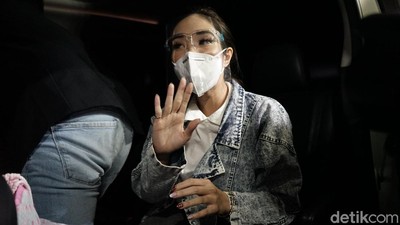 Penampakan Gisel Usai Diperiksa Sebagai Tersangka