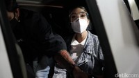 Gisella Anastasia akhirnya keluar dari Direktorat Reserse Kriminal Khusus, Polda Metro Jaya pada pukul 19.40 WIB. Foto: Palevi/detikhot