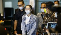 Gisel dicek kesehatannya hingga diswab antigen sebelum menjalani pemeriksaan.