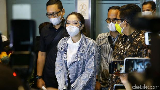 Artis Gisella Anastasia atau Gisel telah merampungkan pemeriksaan sebagai tersangka di kasus video syur. Ia diperiksa selama 10 jam lebih.