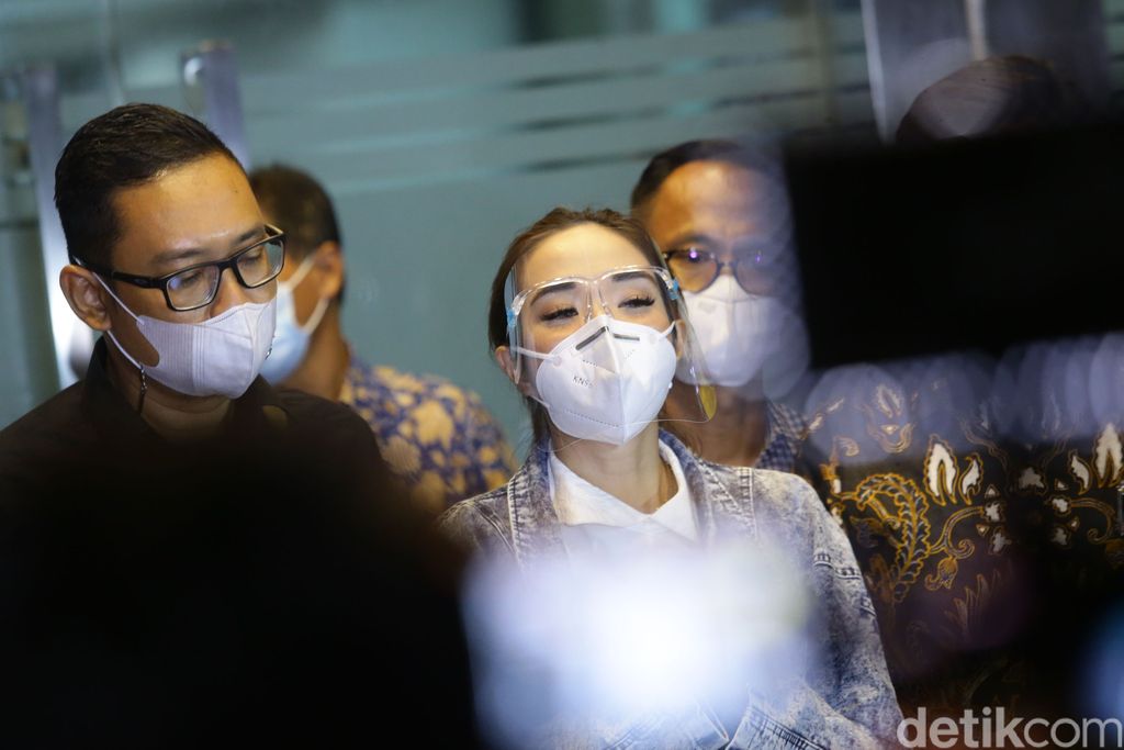Artis Gisella Anastasia atau Gisel telah merampungkan pemeriksaan sebagai tersangka di kasus video syur. Ia diperiksa selama 10 jam lebih.