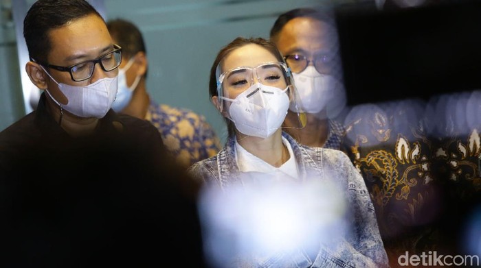 Artis Gisella Anastasia atau Gisel telah merampungkan pemeriksaan sebagai tersangka di kasus video syur. Ia diperiksa selama 10 jam lebih.
