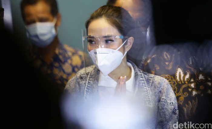 Artis Gisella Anastasia atau Gisel telah merampungkan pemeriksaan sebagai tersangka di kasus video syur. Ia diperiksa selama 10 jam lebih.