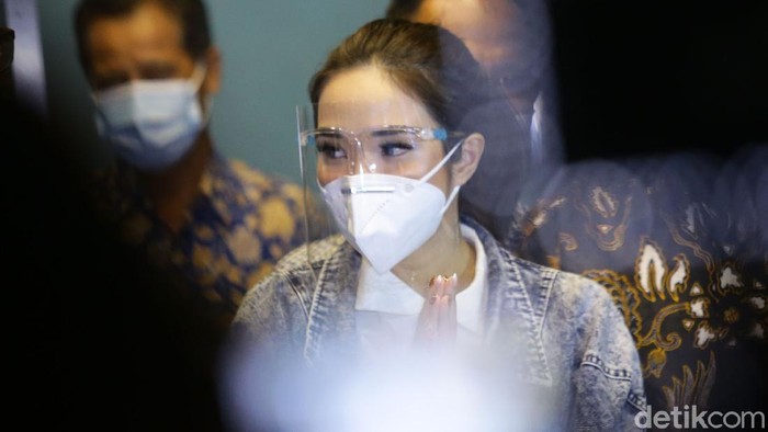 Artis Gisella Anastasia atau Gisel telah merampungkan pemeriksaan sebagai tersangka di kasus video syur. Ia diperiksa selama 10 jam lebih.
