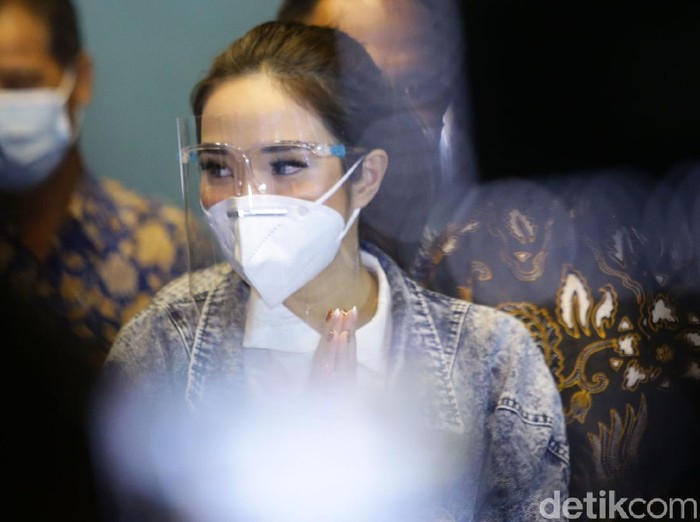 Artis Gisella Anastasia atau Gisel telah merampungkan pemeriksaan sebagai tersangka di kasus video syur. Ia diperiksa selama 10 jam lebih.