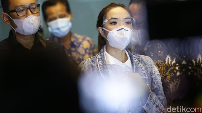 Artis Gisella Anastasia atau Gisel telah merampungkan pemeriksaan sebagai tersangka di kasus video syur. Ia diperiksa selama 10 jam lebih.