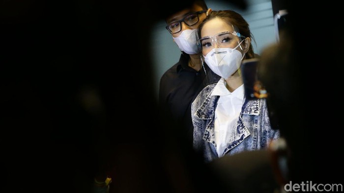 Artis Gisella Anastasia atau Gisel telah merampungkan pemeriksaan sebagai tersangka di kasus video syur. Ia diperiksa selama 10 jam lebih.
