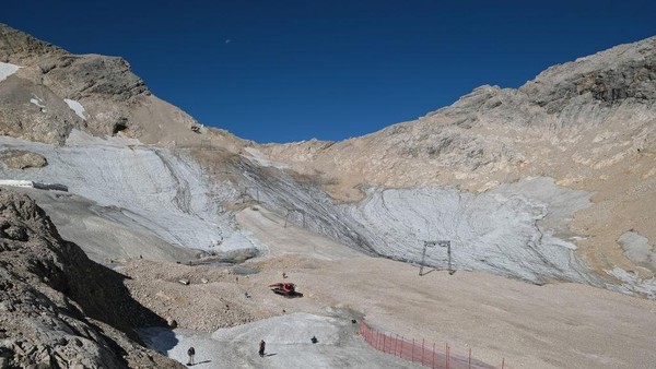 Begitu pula dengan gletser Schneeferner Utara yang lebih besar, tidak akan bertahan hingga paruh kedua abad ini. Begitu pula dengan gletser Schneeferner Utara yang lebih besar, tidak akan bertahan hingga paruh kedua abad ini.