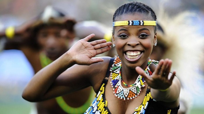 Grup tari dari Desa Umoja (Photo by PABALLO THEKISO / AFP)