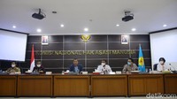 Ketua Komisi Nasional Hak Asasi Manusia (Komnas HAM), Ahmad Taufan Damanik bersama tim penyeledikan memberikan keterangan kepada awak media, Jakarta, Jumat (8/1/2021). Komnas HAM memaparkan hasil investigasi peristiwa tewasnya 6 laskar FPI pada 27 November 2020. Hasilnya, Komnas HAM menyatakan tewasnya 4 orang laskar FPI merupakan pelanggaran HAM.