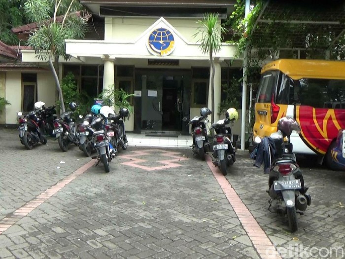 Peristiwa mistis diyakini terjadi di dalam kantor Dishub Kota Probolinggo. Ada helm bergerak sendiri dan muncul cahaya putih