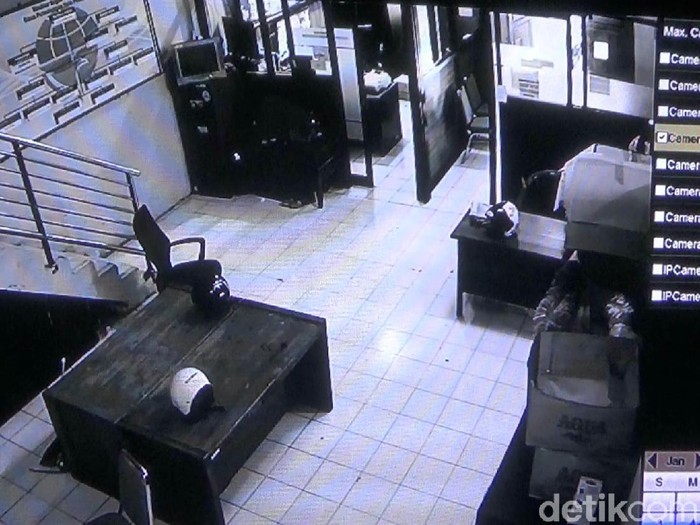 Peristiwa mistis diyakini terjadi di dalam kantor Dishub Kota Probolinggo. Ada helm bergerak sendiri dan muncul cahaya putih