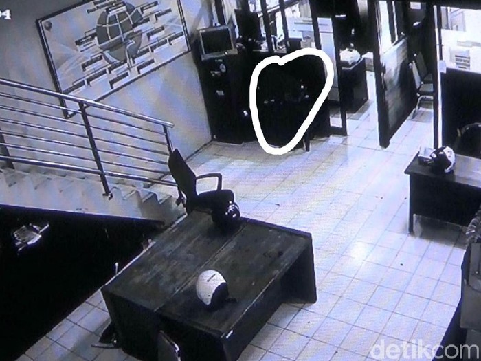 Peristiwa mistis terjadi di dalam kantor Dishub Kota Probolinggo. Sebuah helm terekam kamera CCTV bergerak sendiri kemudian disusul kemunculan cahaya putih.