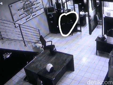 Peristiwa mistis terjadi di dalam kantor Dishub Kota Probolinggo. Sebuah helm terekam kamera CCTV bergerak sendiri kemudian disusul kemunculan cahaya putih.