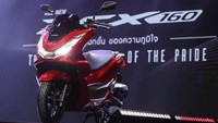 Setelah diperkenalkan secara global pada akhir 2020 lalu, All New Honda PCX 160 akhirnya masuk ke pasar Asia Tenggara. Negeri Gajah Putih menjadi negara pertama yang dipilih untuk memasarkan produk premium Honda ini. Foto: AP Honda