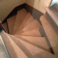 Ngeliatnya aja udah pusing apalagi kalau harus turun dari tangga yang desainnya kayak gini. Ada yang tangga rumahnya kayak gini juga? Foto: Reddit.com/IsItKandar