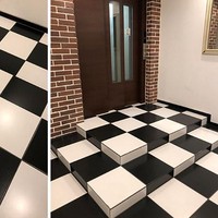 Hampir sama seperti yang sebelumnya, desain tangga yang satu ini juga bikin bingung. Kalau tidak diperhatikan bisa-bisa orang-orang bahkan nggak tahu kalau itu ada tangganya. Foto: reddit.com/paarnahkrin