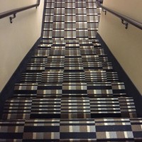 Entah apa tujuannya mendesain karpet tangga yang seperti ini. Bukannya estetik dan Instagrammable, orang-orang justru bisa pusing dan terjatuh. Foto: Boredpanda.com
