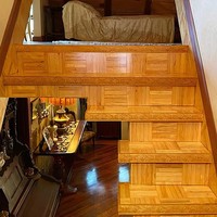 Kalau tangga ke kamar tidurnya kayak gini bisa jadi bahaya banget nih. Apalagi kalau punya anak kecil. Bukannya estetik malah bisa-bisa bikin orang jadi celaka. Foto: zillow.com