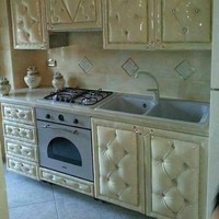 Kitchen set yang satu ini memang terlihat cantik dengan dekorasi dari kulit sintetik. Tapi sangat berbahaya jika dipasang di dekat kompor karena kulit sintetik sangat mudah terbakar. Foto: Boredpanda.com