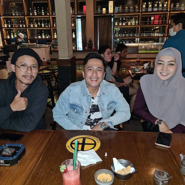 Kompaknya Irfan Hakim saat Makan Bareng Istri dan Anak-anaknya