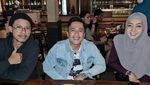 Kompaknya Irfan Hakim saat Makan Bareng Istri dan Anak-anaknya