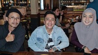 Siapa yang tak kenal Irfan Hakim? Pria multitalenta tersebut dikenal sebagai model, komedian, aktor, sekaligus pembawa acara populer. Foto: Instagram @irfanhakim75
