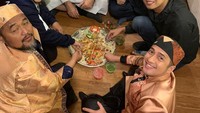 Irfan Hakim dinyatakan positif COVID-19 setelah rekan kerjanya, Gilang Dirga dinyatakan positif. Irfan Hakim memang sangat dekat dengan rekan kerja yang pernah satu program dengannya. Foto: Instagram @irfanhakim75