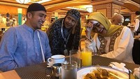 Momen makan bersama ini menjadi salah satu bukti kedekatan Irfan Hakim dengan rekan kerjanya. Ia tampak menikmati saat umroh bersama dengan amlh Julia Perez dan almh Ria Irawan. Foto: Instagram @irfanhakim75