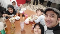 Momen kedekatan antara Irfan Hakim dan keempat anak-anaknya banyak terlihat dalam momen kulineran. Seperti yang tampak pada foto ini. Mereka tampak asyik menyantap makanan berkuah. Foto: Instagram @irfanhakim75