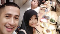 Irfan Hakim juga sering mengajak istri dan anak-anaknya untuk makan di restoran. Kali ini mereka menikmati santapan di restoran Jepang Foto: Instagram @irfanhakim75