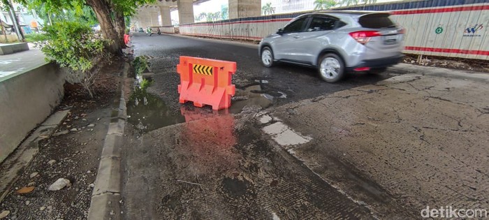 Jalan rusak di Jl KH Noer Ali, seberang Metropolitan Mall Bekasi, Kalimalang. (Taufie RA/detikcom)