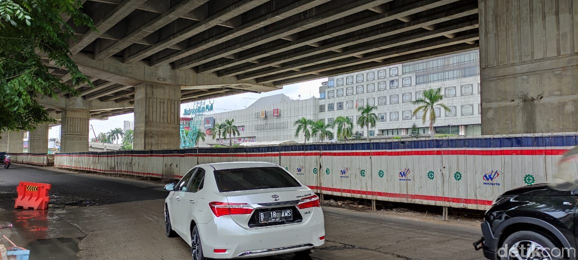 Jalan rusak di Jl KH Noer Ali, seberang Metropolitan Mall Bekasi, Kalimalang. (Taufie RA/detikcom)