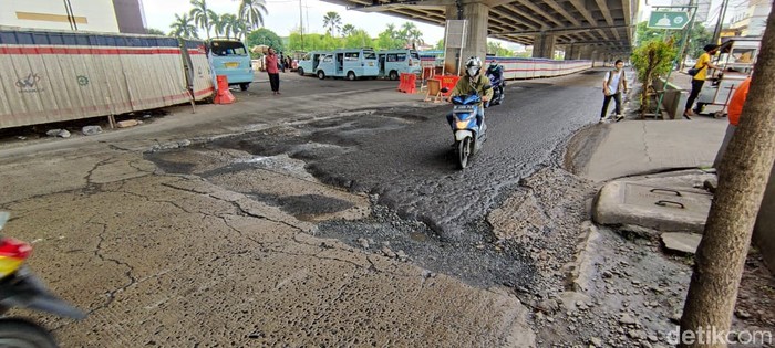 Jalan rusak di Jl KH Noer Ali, seberang Metropolitan Mall Bekasi, Kalimalang. (Taufie RA/detikcom)