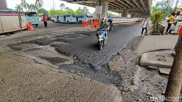 Jalan rusak di Jl KH Noer Ali, seberang Metropolitan Mall Bekasi, Kalimalang. (Taufie RA/detikcom)
