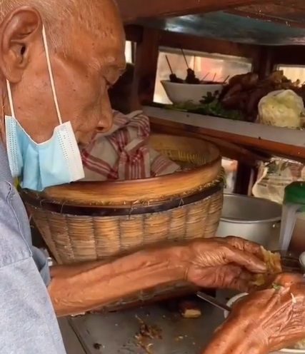 Kakek 93 Tahun Masih Semangat Jualan Soto Ayam di Yogyakarta